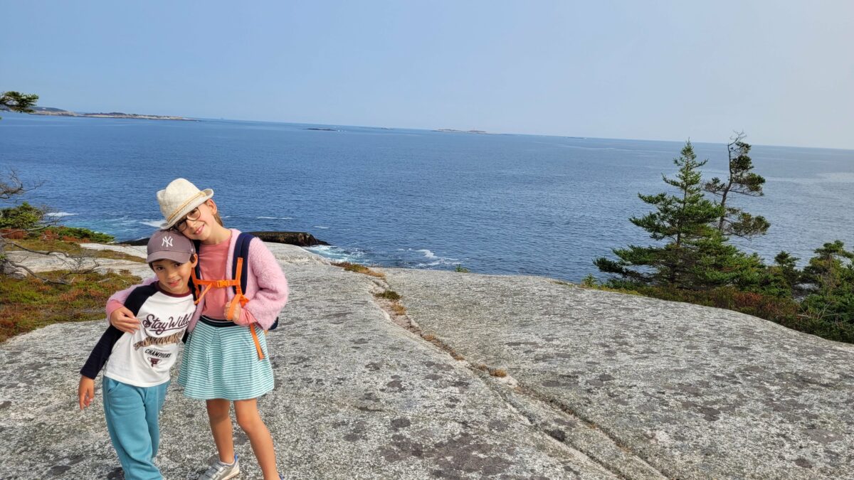 Les loulous devant les beaux paysages de la côte d'Halifax