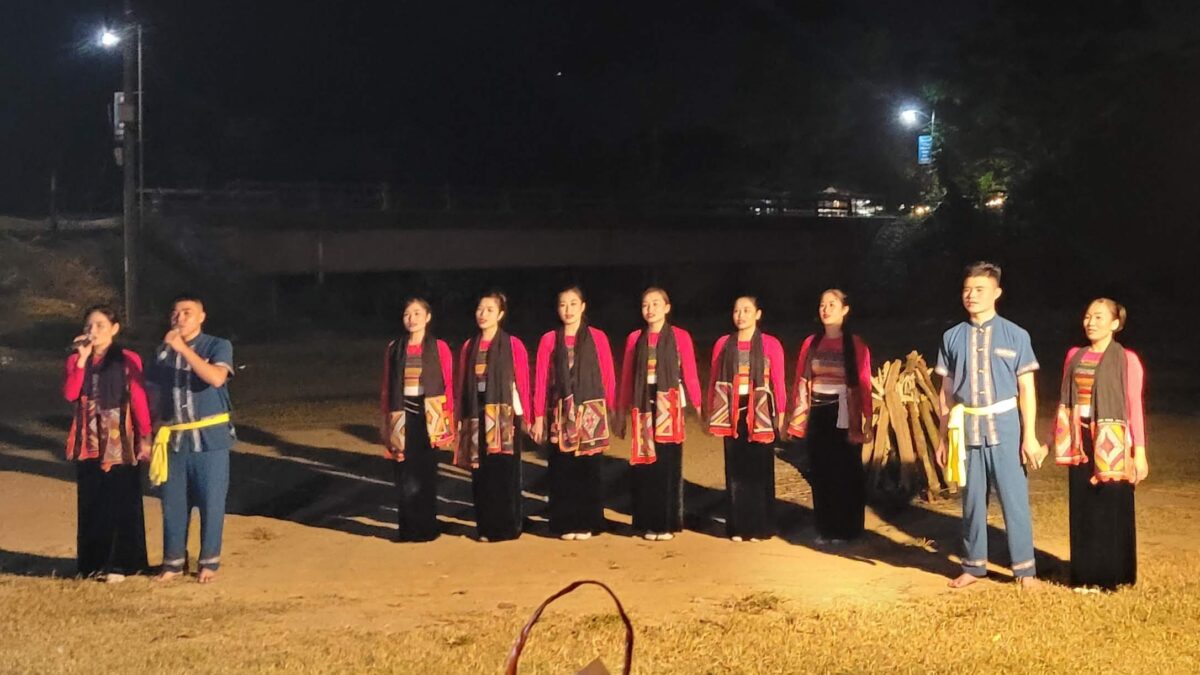 Se faire embarquer par des locaux pour assister à un spectacle traditionnel !