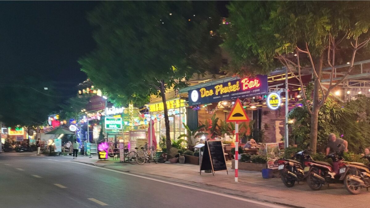 Tam Coc et ses nombreuses enseignes lumineuses (et bars et restos à touristes)